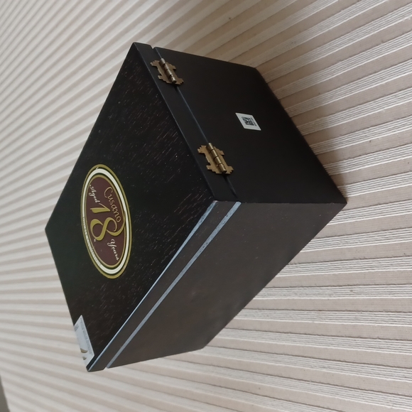 Cubano Wooden Cigar Box - Picture 4 of 10